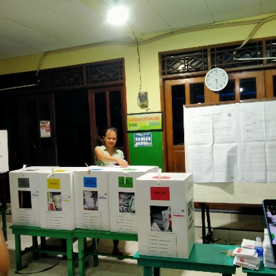 Sempat Sedih Tidak Boleh Nyoblos, Fitri Akhirnya Bisa Menyalurkan Hak Pilihnya di TPS 013 Kaliabang Tengah, Bekasi Utara