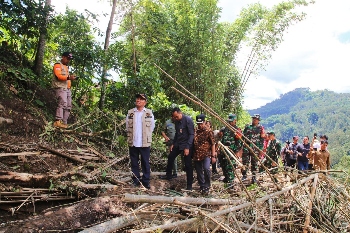 Tinjau Bencana Longsor Toraja, Menko PMK: Pemerintah Segera Relokasi Pemukiman Warga 