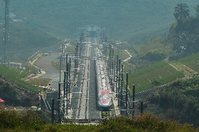 Bisa Ganggu Perjalanan Kereta Cepat Whoosh, KCIC Imbau Masyarakat Tidak Bermain Layang-Layang di Sekitar Jalur Kereta Cepat