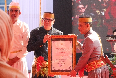 Menkumham Yasonna H. Laoly Terima Gelar Adat Kerajaan Gowa