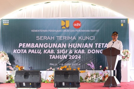 Menko PMK Serahkan Kunci Hunian Tetap (Huntap) Warga Terdampak Bencana Gempa dan Likuefaksi Sulawesi Tengah