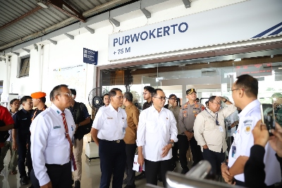 Pantau Layanan Angkutan Kereta Api di Masa Long Weekend Hari Raya Idul Adha, Menhub Apresiasi Kinerja KAI