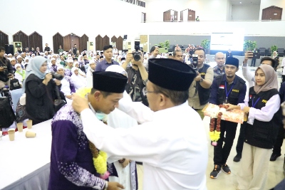 Menko PMK Muhadjir Effendy Sambut Kepulangan Jemaah Haji Kloter Pertama Indonesia