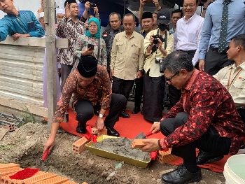 Menko PMK Muhadjir Effendy Letakkan Batu Pertama Pembangunan Masjid Salamad Indonesia di Vietnam