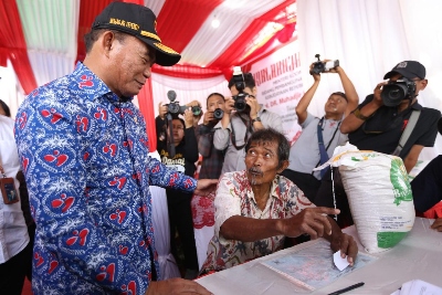Menko PMK Cek Penyaluran Bantuan Cadangan Pangan Pemerintah (CPP) di Kota Semarang