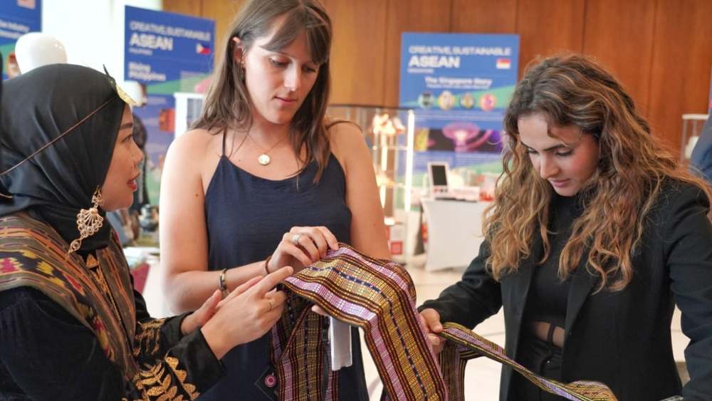 Keren, Tenun Ikat Sikka NTT dan Sekomandi Sulbar Diminati Pengunjung Pameran produk Indikasi Geografis (IG) di Jenewa