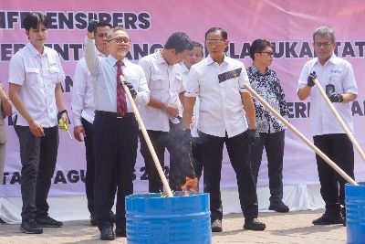 Mendag Zulkifli Hasan Musnahkan Minol dan Barang Tidak Sesuai Ketentuan senilai Rp20,23 Miliar