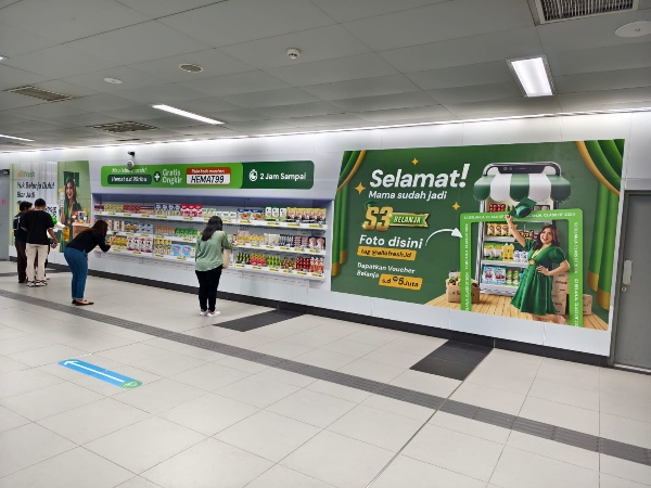 AlloFresh Hadirkan Dinding Belanja di MRT: Belanja saat Berpergian, Barang Tiba di Rumah