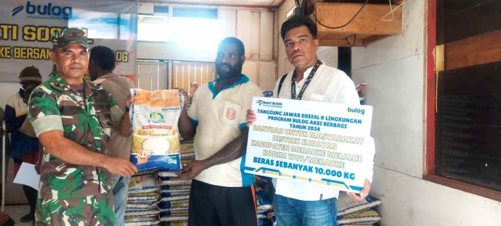 BULOG dan Kodim 1707/Merauke Salurkan Bantuan Beras di Distrik Ilwayab