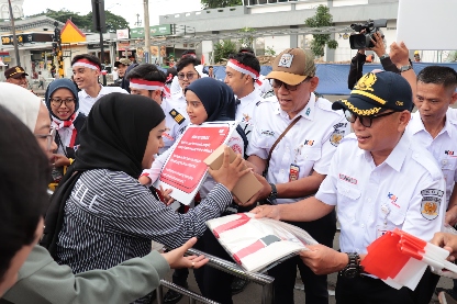 KAI Commuter Bagi-bagi Suvenir kepada Pengguna Commuter Line yang Hafal Ikrar Sumpah Pemuda