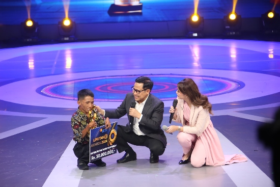 Menko Muhaimin Iskandar Berikan Penghargaan kepada Sosok Guru Disabilitas Inspiratif Samudi Azhari