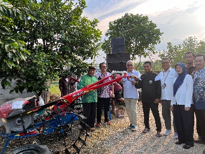 Dukung Peningkatan Produktivitas dan Kesejahteraan Petani Tebu di Blora, BULOG Berikan Bantuan Empat Unit Hand Traktor