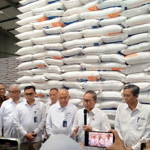 Tinjau Gudang Bulog, Menko Bidang Pangan Zulhas: Stok Beras Aman dan Mencukupi