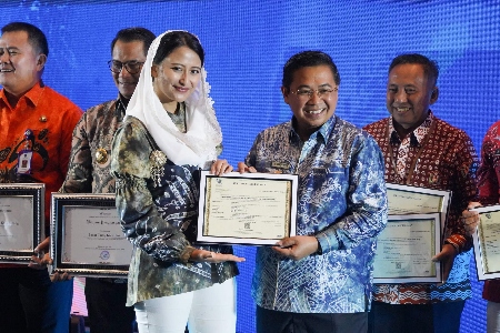 Komitmen Lindungi Hak Konsumen, Wamendag Roro Serahkan Penghargaan Perlindungan Konsumen 2024 kepada Para Kepala Daerah
