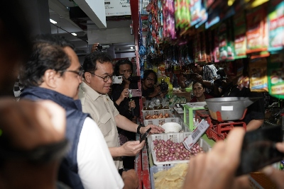 Tinjau Pasar Gedhe Klaten, Mendag Budi: Harga Barang Kebutuhan Pokok Stabil Jelang Nataru