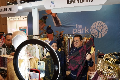 Peluncuran Hari Belanja Online Nasional 2024, Mendag Budi Promosikan dan Berjualan produk Batik Milik UMKM
