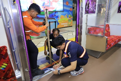 Tingkatkan Keselamatan Pengguna, KAI Commuter Lakukan Uji Coba Pasang “Foot Step” pada Rangkaian Commuter Line