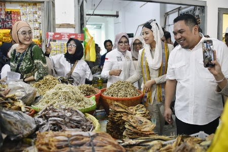 Wamendag Roro Tinjau Pasar Renteng di Lombok Tengah, Harga Bapok Stabil Jelang Nataru