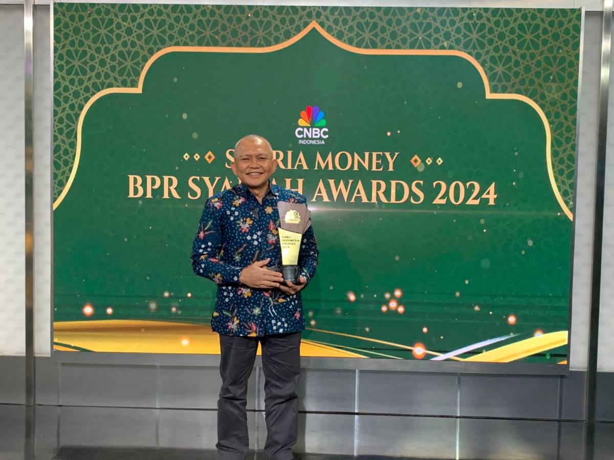 BPRS HIK Parahyangan Terima Penghargaan BPR Syariah Awards 2024 dari CNBC Indonesia
