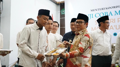 Menko PM Muhaimin Iskandar Lanjutkan Uji Coba Program Makan Bergizi Gratis di Pesantren