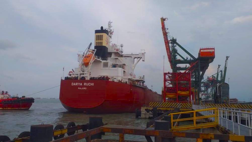 Terminal Teluk Lamong Catat Rekor Baru Ship to Ship Kapal Curah Kering Tercepat