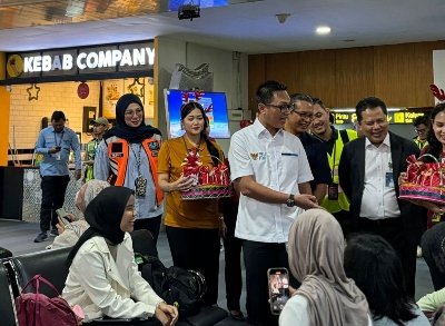 Wamen BUMN Tinjau Pelaksanaan Angkutan Nataru 2024/2025 di Bandara Halim Perdanakusuma