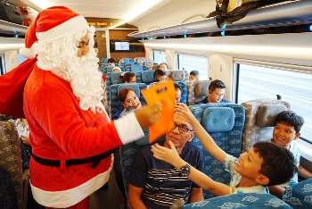 Meriahkan Libur Natal, Santa Hadir di Stasiun Kereta Cepat Whoosh dan Bagikan Ratusan Kado Natal kepada Penumpang