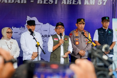 Menko PMK Pratikno Pantau Pelayanan Libur Nataru 2024/2025 di Rest Area KM 57 Tol Jakarta-Cikampek