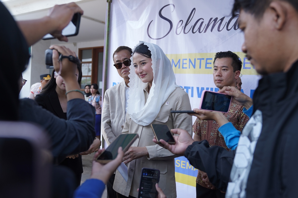 Lepas Ekspor Furnitur ke AS, Wamendag Roro: Kolaborasi Kunci Sukses UMKM Tembus Pasar Global