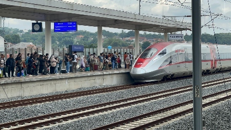 Kereta Cepat Whoosh Cetak Rekor 25 Ribu Penumpang Harian dan Lampaui 9,3 Juta Penumpang