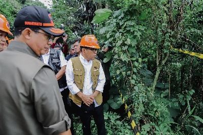 Menko PMK Pratikno Tinjau Lokasi Bencana Tanah Bergerak di Purwakarta, Tegaskan Pentingnya Relokasi Aman dan Penanganan Cepat