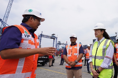 Direksi Pelindo Dwi Fatan Lilyana Kunjungi Area Kerja IPC TPK