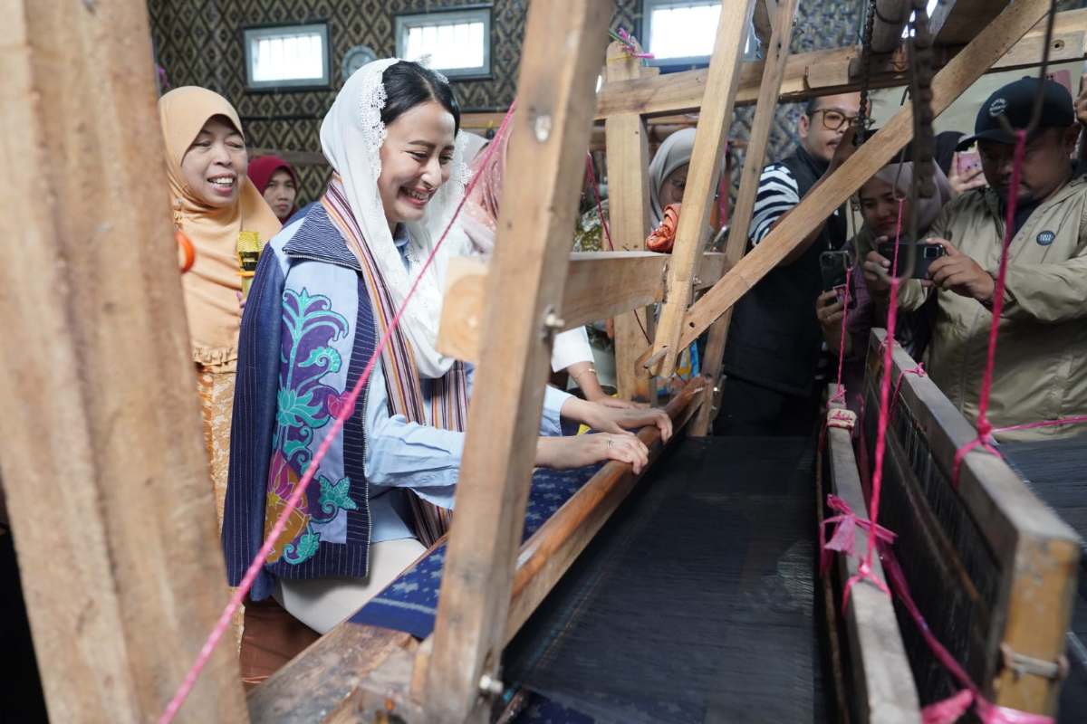 Wamendag Roro Kunjungi Kampung Tenun di Kediri
