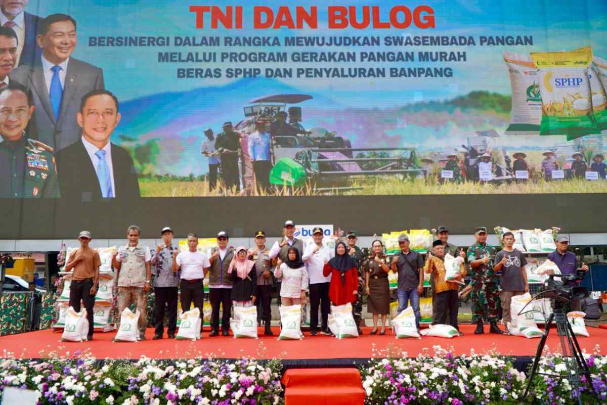 BULOG dan TNI Bersinergi Salurkan Bantuan Pangan dan Beras SPHP dalam Gerakan Pangan Murah (GPM) serentak di seluruh Indonesia