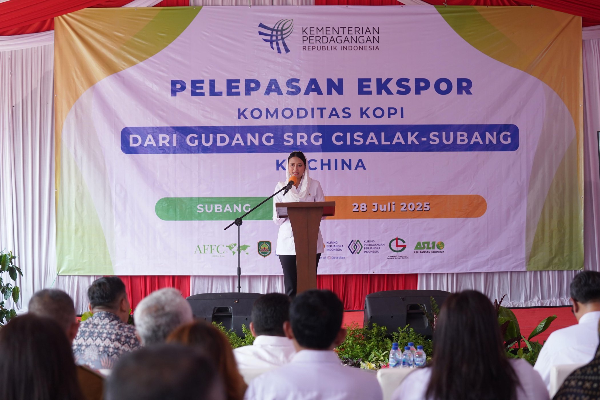 Wamendag Roro Lepas 57,6 Ton Kopi senilai Rp 4,31 Miliar dari Gudang SRG Subang ke Tiongkok