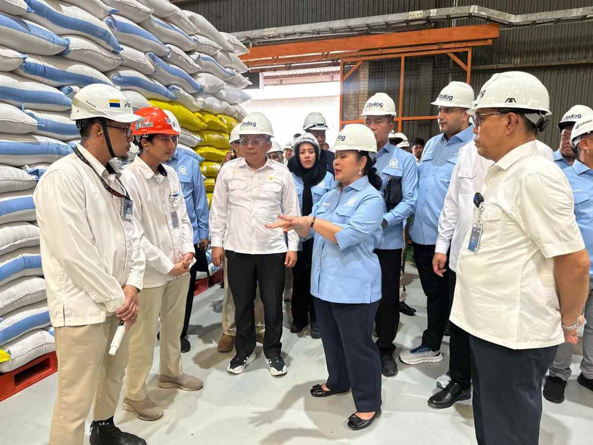 Komisi IV DPR RI Tinjau Stok Beras di Gudang BULOG Panaikang, Stok Aman, Harga Beras Diyakini Segera Normal