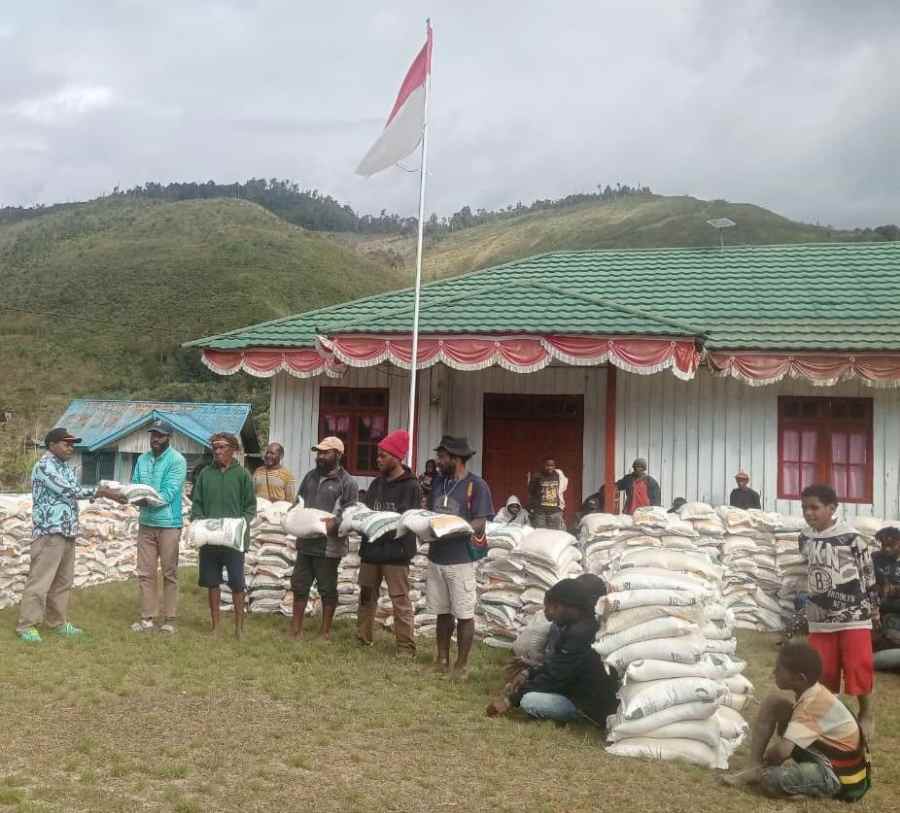 BULOG Salurkan Banpang dan Gelar Gerakan Pangan Murah (GPM) di Papua