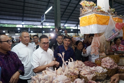 Mendag Busan Tinjau Pasar Nyanggelan di Denpasar, Pastikan Harga Bapok Terkendali
