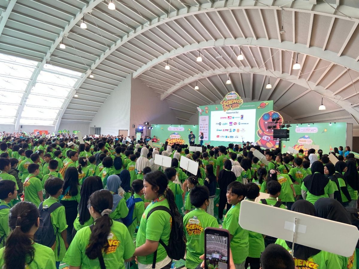 Mischka dan Devon Temani Ratusan Ilmuwan Cilik Jelajah Sains di Gramedia Science Day 2025 Jakarta