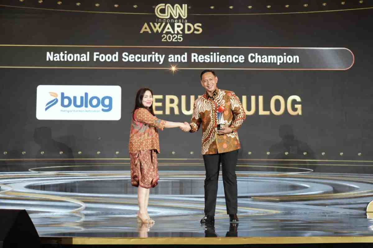 BULOG Terima Penghargaan National Food Security and Resilience Champion di Ajang CNN Indonesia Awards 2025