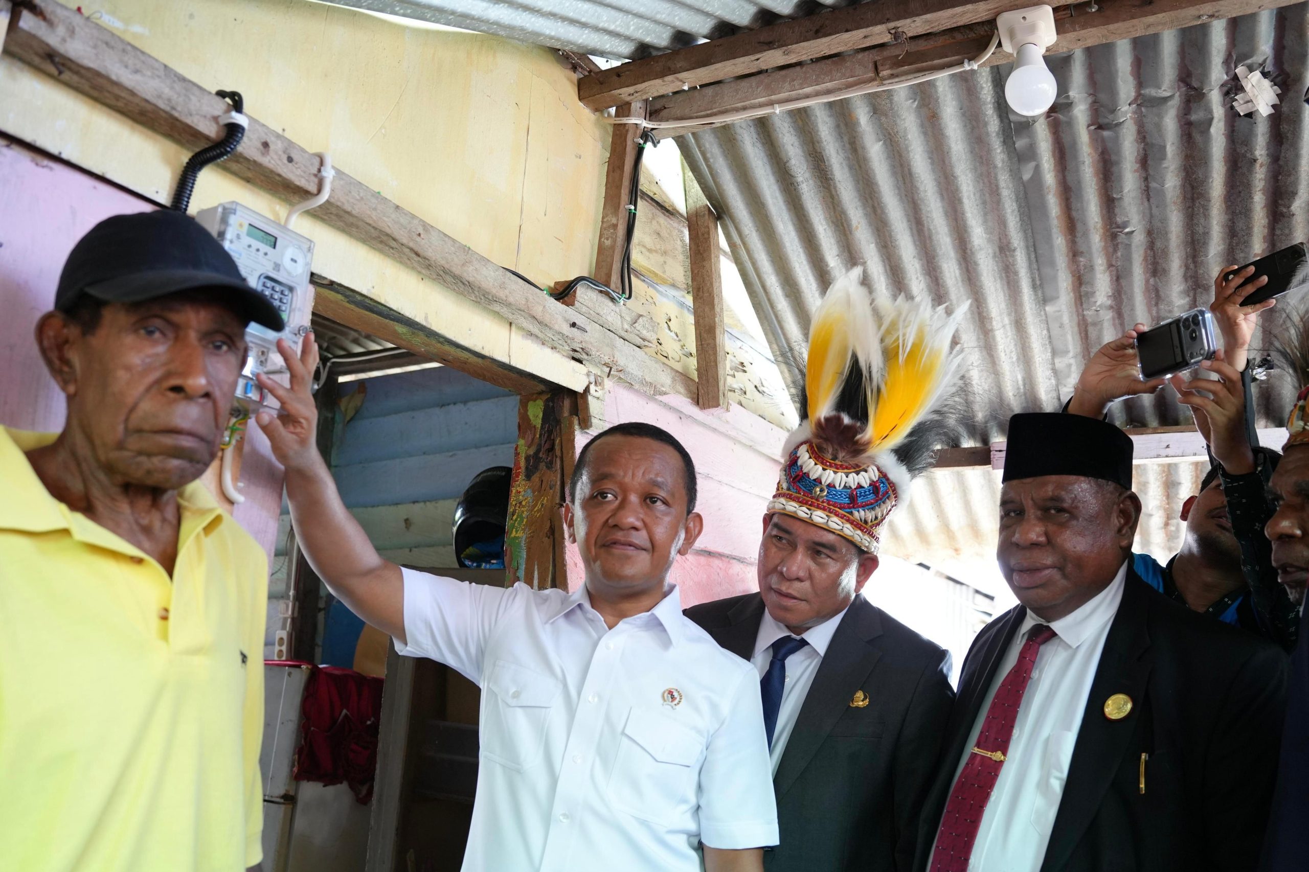 Kementerian ESDM Bersama PLN Sambung Listrik Gratis ke 100 Rumah Warga di Fakfak Papua Barat