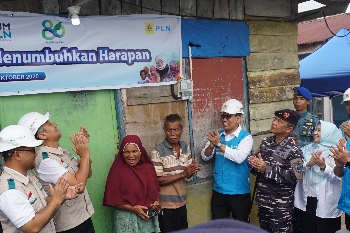 PLN Sambungkan Listrik Gratis bagi Rumah Keluarga Prasejahtera di Padang