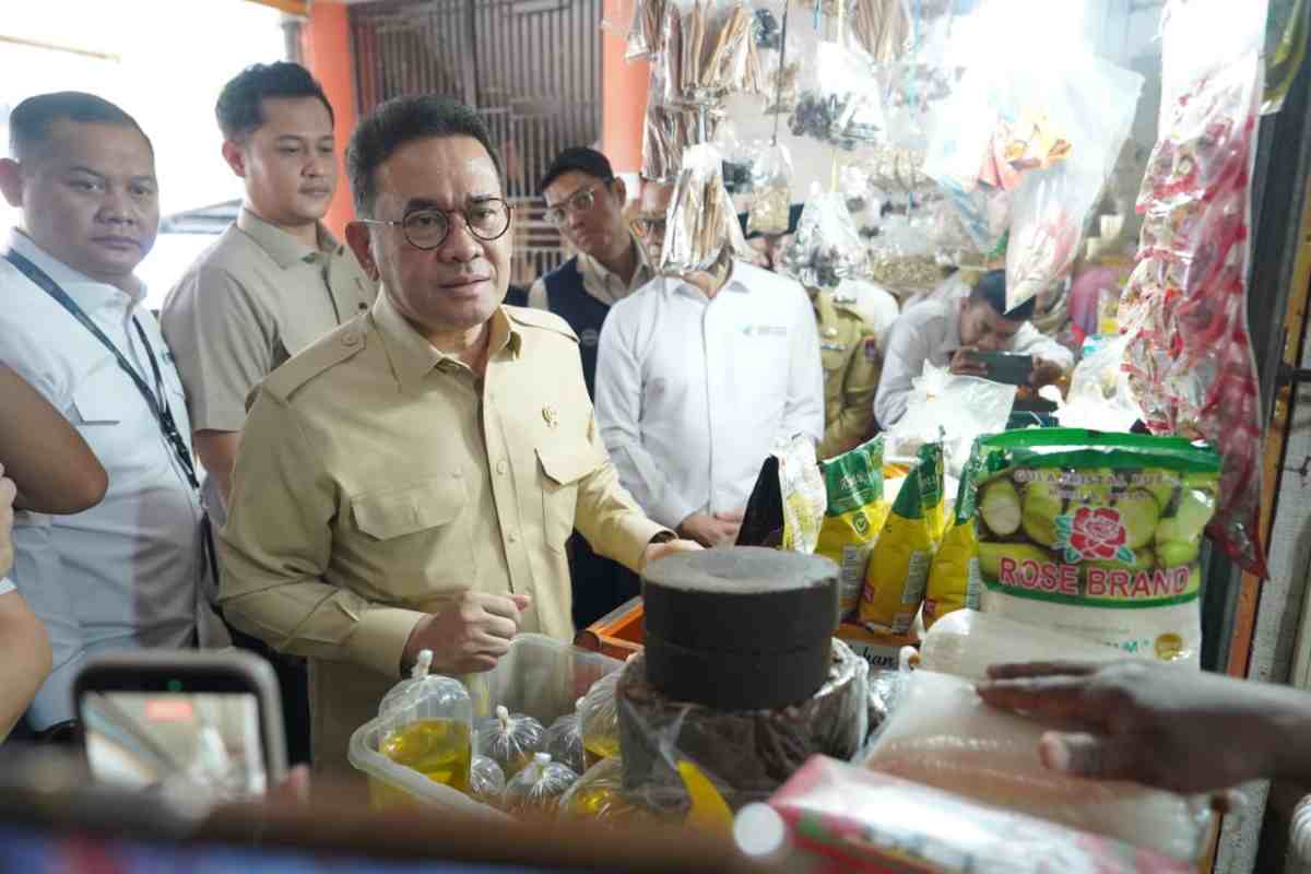 Mendag BusanTinjau Bapok di Pasar Raya Padang, Pastikan Stok Cukup dan Harga Stabil Jelang Nataru 2025/2026