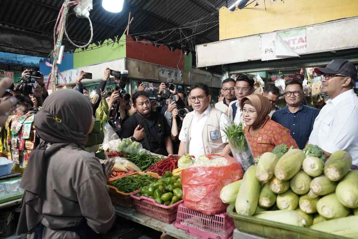 Jelang Nataru 2025/2026, Mendag Busan Pastikan Harga Bapok Stabil dan Stok Cukup di Pasar Cihapit, Bandung