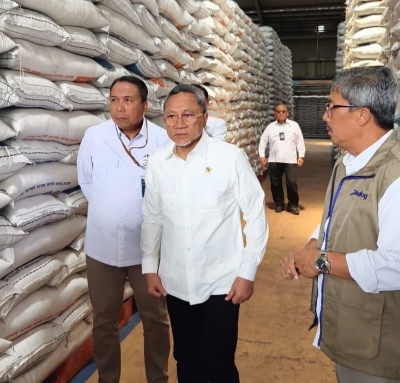 Menko Pangan Pastikan Stok Beras BULOG Aman untuk Masyarakat Terdampak Bencana di Sumatera