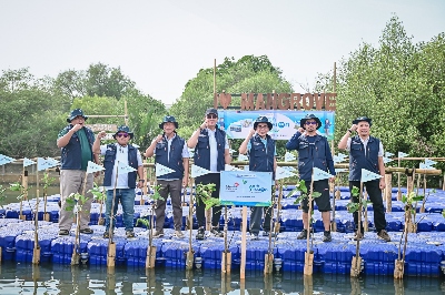 Karyawan Telkom Antusias Lestarikan Ekosistem Mangrove di Pesisir Jakut