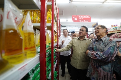 Mendag Busan Pastikan Ritel Modern dan Gudang Bulog di Kalimantan Barat Siap Hadapi Nataru 2025/2026