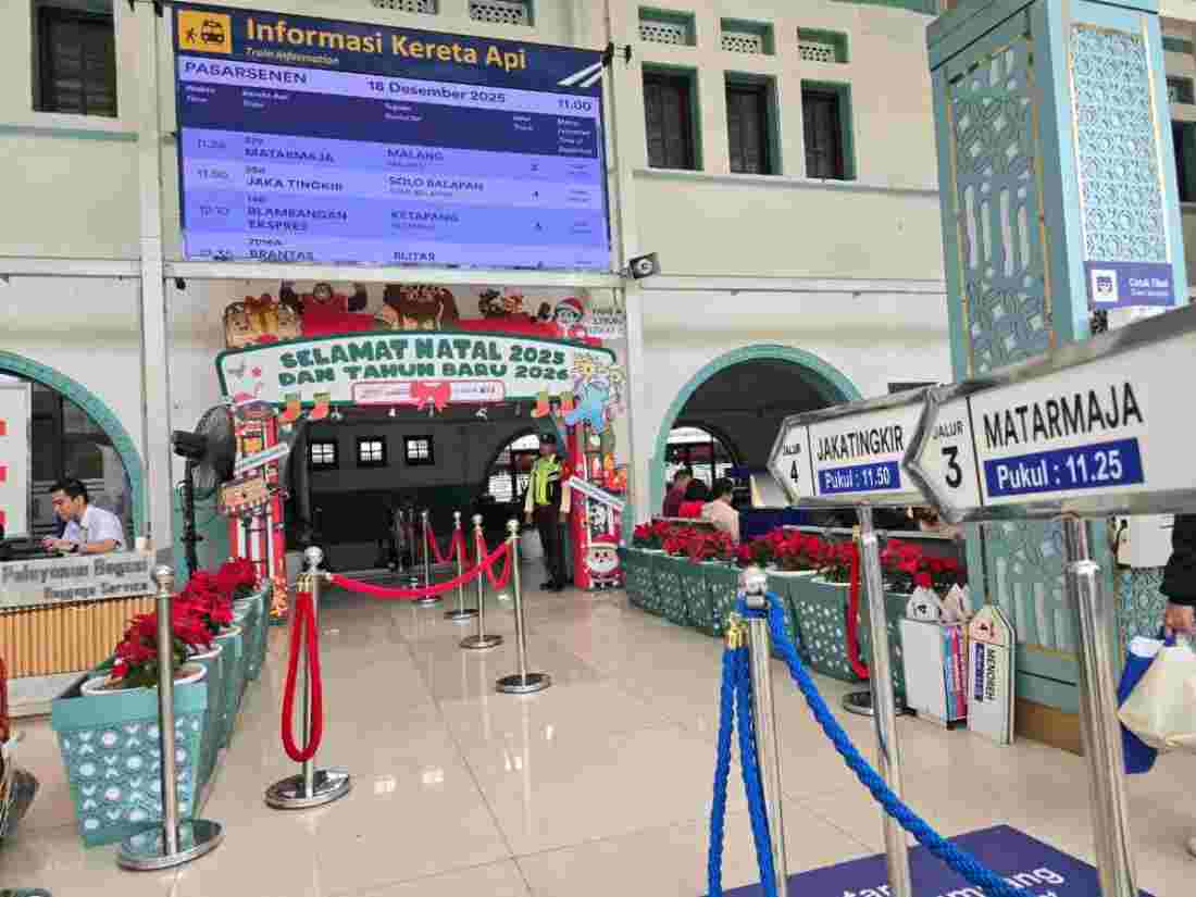 KAI Hadirkan Livery Tematik dan Ornamen Stasiun, Meriahkan Libur Nataru 2025/2026