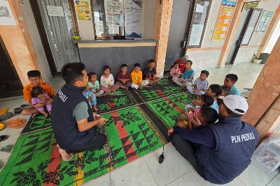 PLN Kerahkan 30 Relawan Dampingi Warga Aceh yang Terdampak Bencana