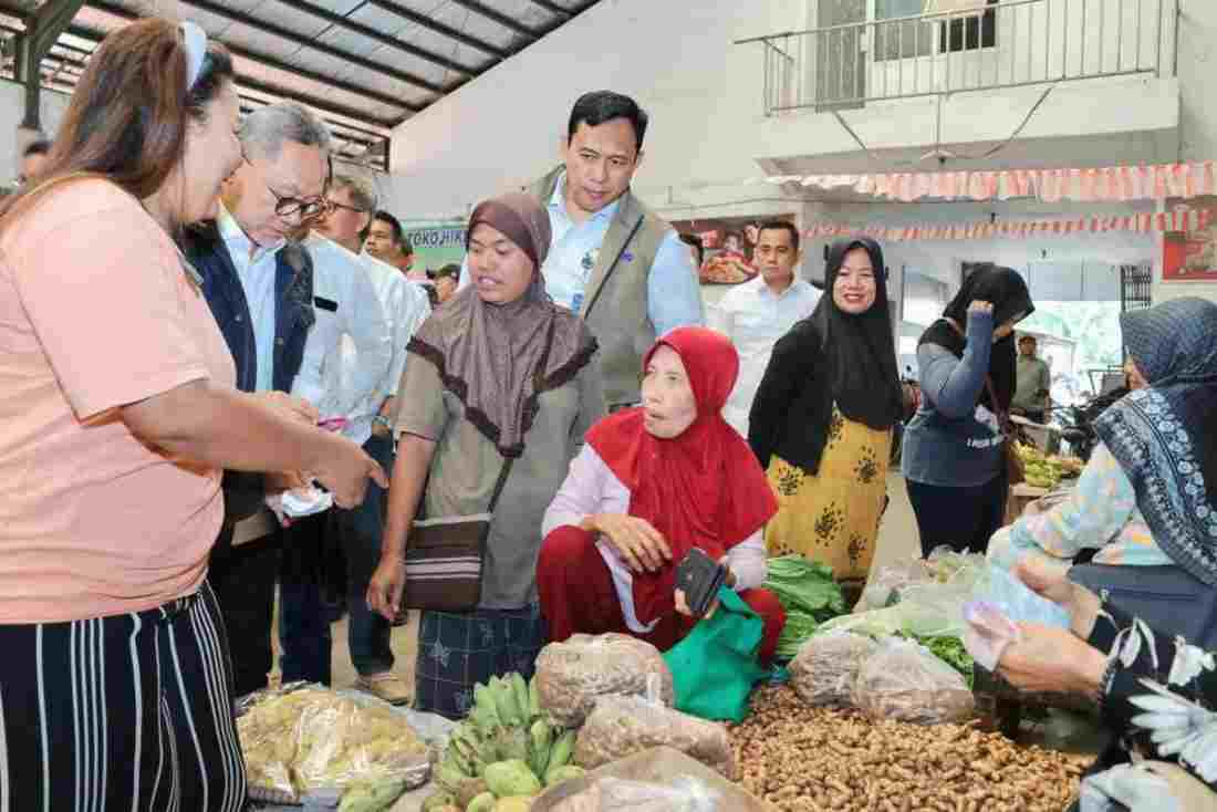 Jelang Tahun Baru 2026, Zulhas dan Dirut BULOG Kunjungi Pasar Kendal, Pastikan Harga Pangan Stabil